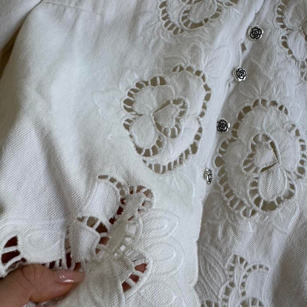 White embroidered blouse with bell  bell sleeves and button-up front - Picture 4 of 5